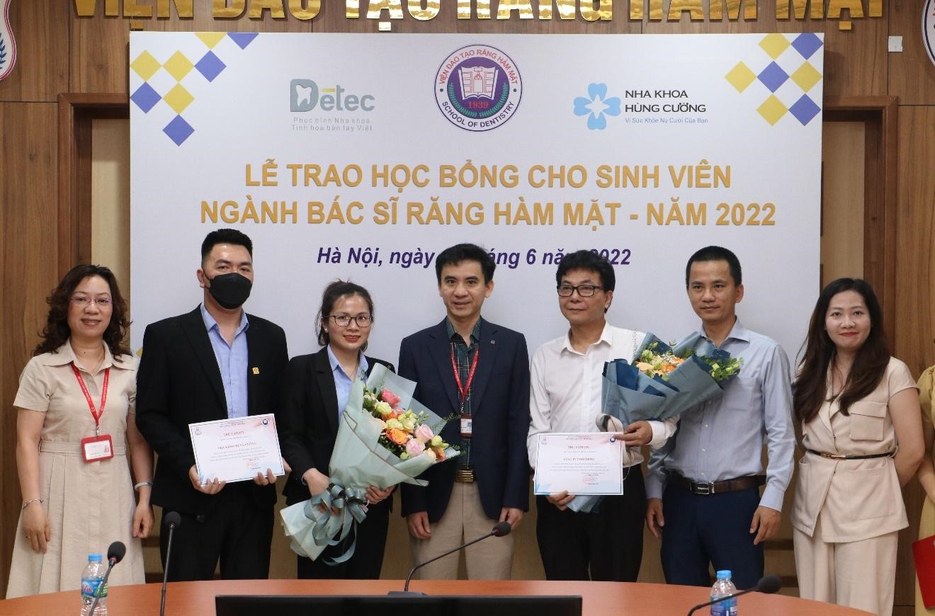 Trao học bổng cho sinh viên ngành Bác sĩ Răng Hàm Mặt 2022