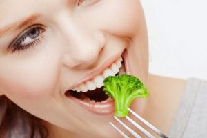 Sau khi bọc răng sứ có ăn uống bình thường được không?