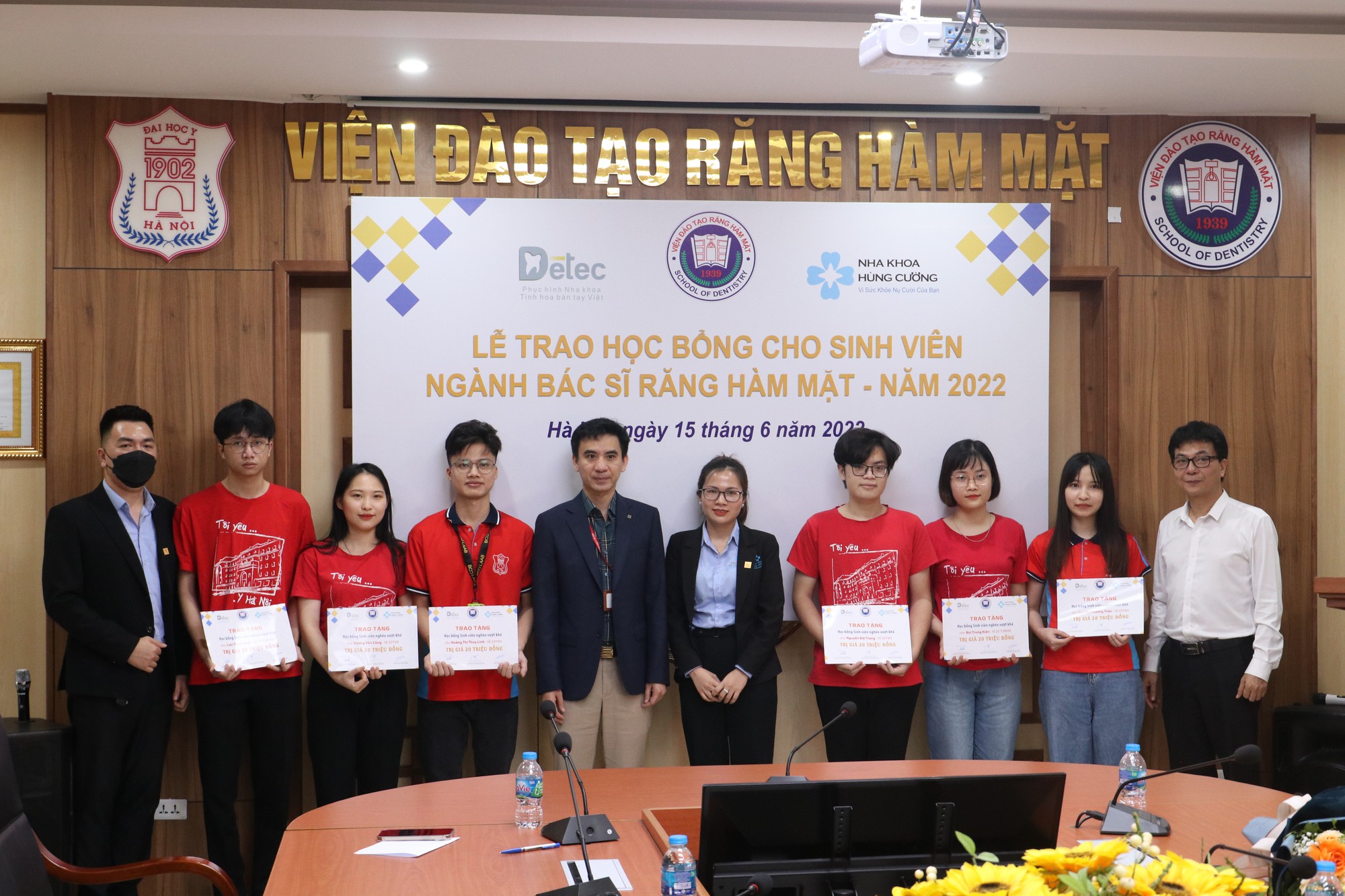 Trao học bổng cho sinh viên ngành Bác sĩ Răng Hàm Mặt 2022