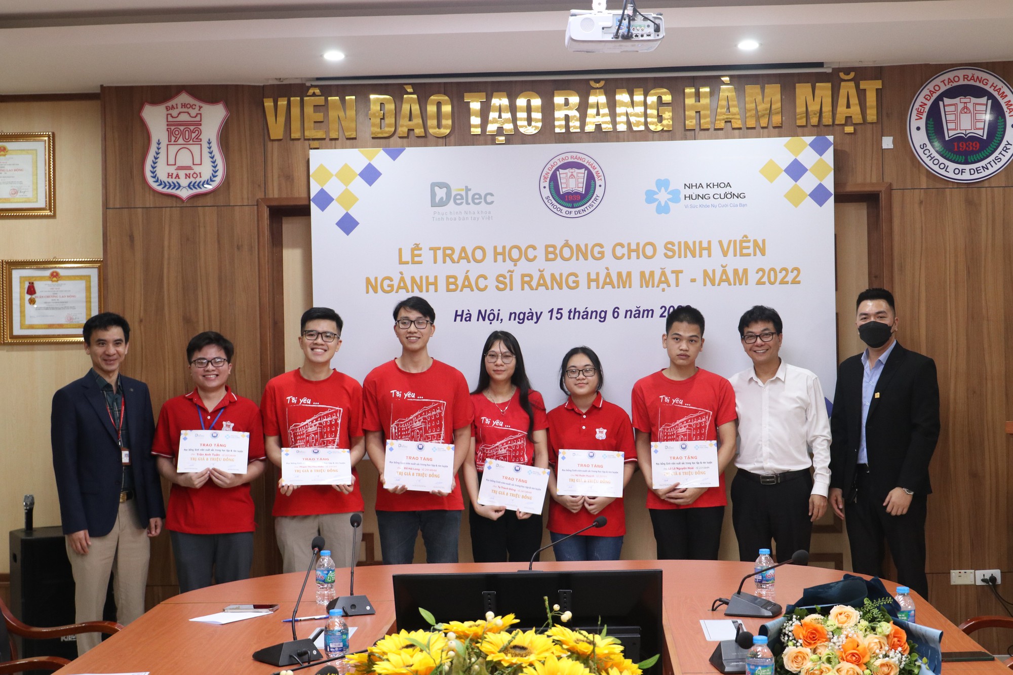 Trao học bổng cho sinh viên ngành Bác sĩ Răng Hàm Mặt 2022
