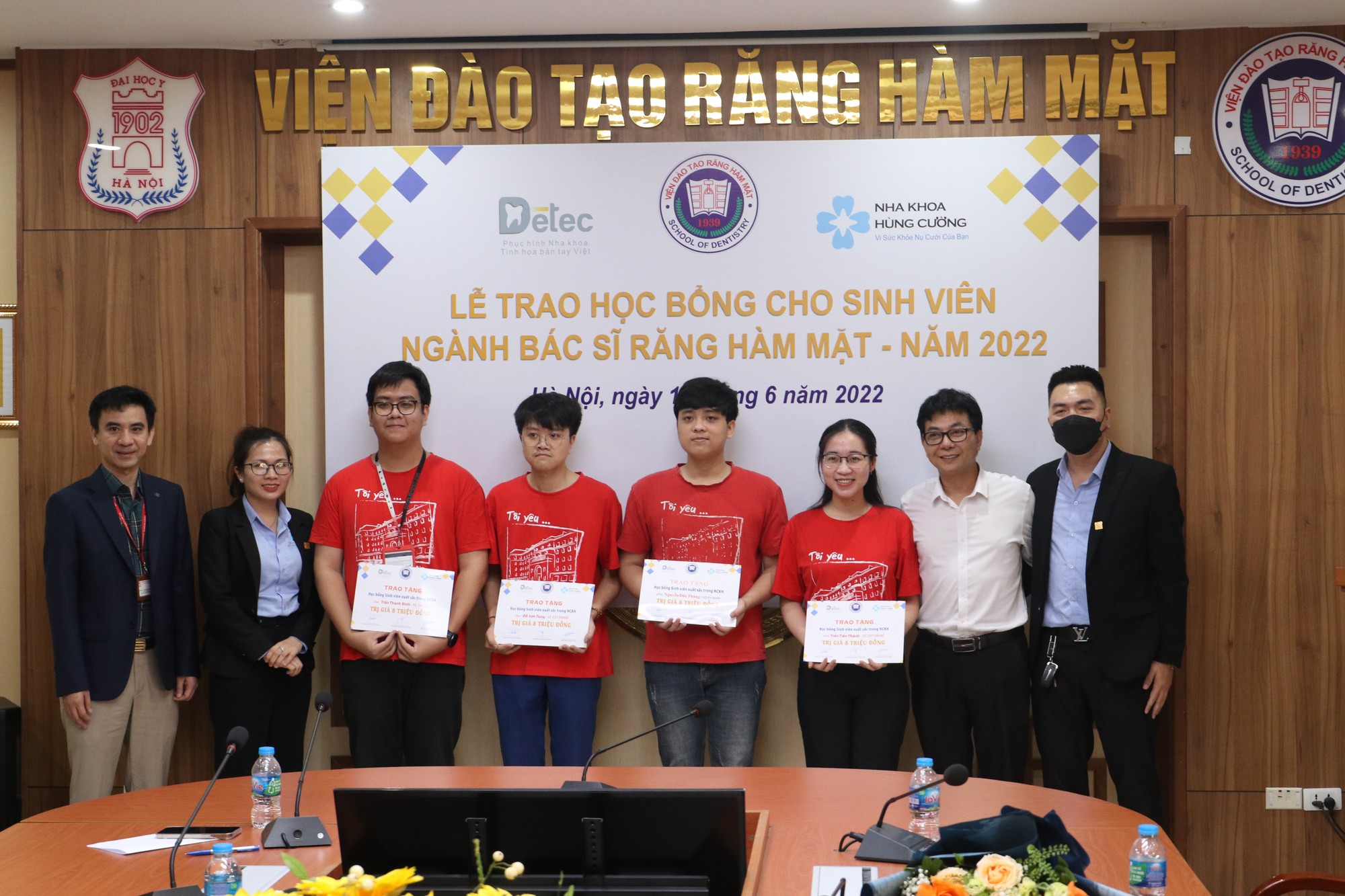 Trao học bổng cho sinh viên ngành Bác sĩ Răng Hàm Mặt 2022