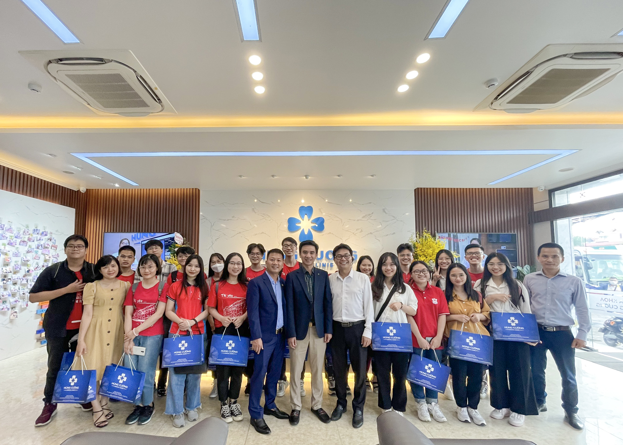 Trao học bổng cho sinh viên ngành Bác sĩ Răng Hàm Mặt 2022